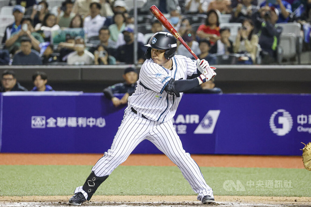 2025雙北世壯運棒球項目35歲以上組別的競賽男子組最終戰，28日在台北大巨蛋由GOATBROS山羊兄弟隊與NTSU OB隊交手，前中職球員、山羊兄弟隊周思齊（圖）4局下上場打擊，引起球迷關注。中央社記者鄭清元攝  114年5月28日