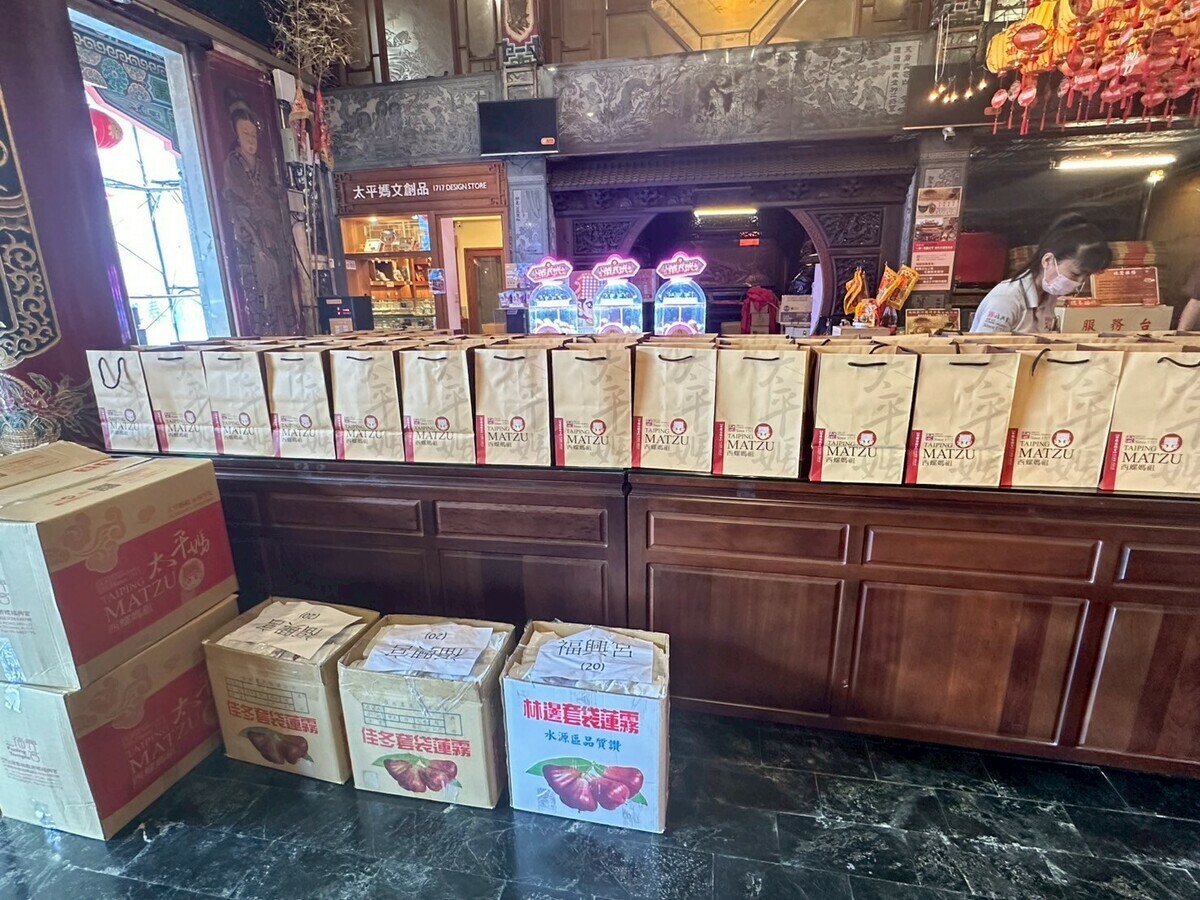 上萬顆台中福華愛心粽及關懷禮盒，陪伴弱勢家庭與孤老長者溫暖過節。 圖：台中福華大飯店/提供