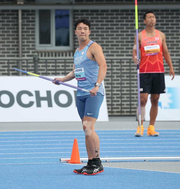 台灣男子十項全能好手王晨佑（前）28日在2025亞洲田徑錦標賽第9項標槍項目結束後，積分高居第2，只可惜最後1項1500公尺氣力放盡，最終以7546分、第4名作收。（中華民國田徑協會提供）中央社記者黎建忠傳真  114年5月28日