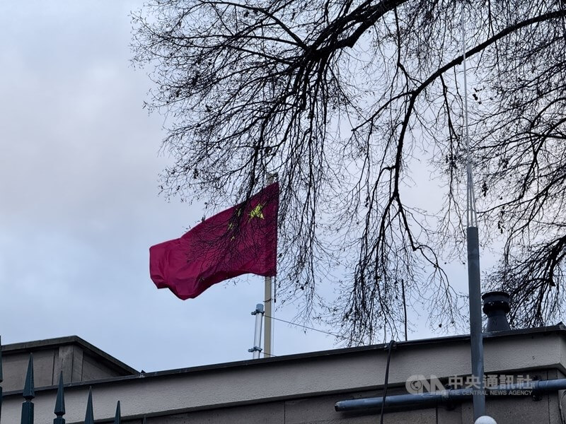 捷克政府指控，中國駭客組織APT31對捷克外交部發動網路攻擊。歐盟方面聲明，中國應尊重國際法，並強調自2021年起，布魯塞爾已多次就網路攻擊問題向北京提出關切。圖為中國駐捷克大使館。 中央社記者劉郁葶布拉格攝 114年5月28日 圖：中央社提供