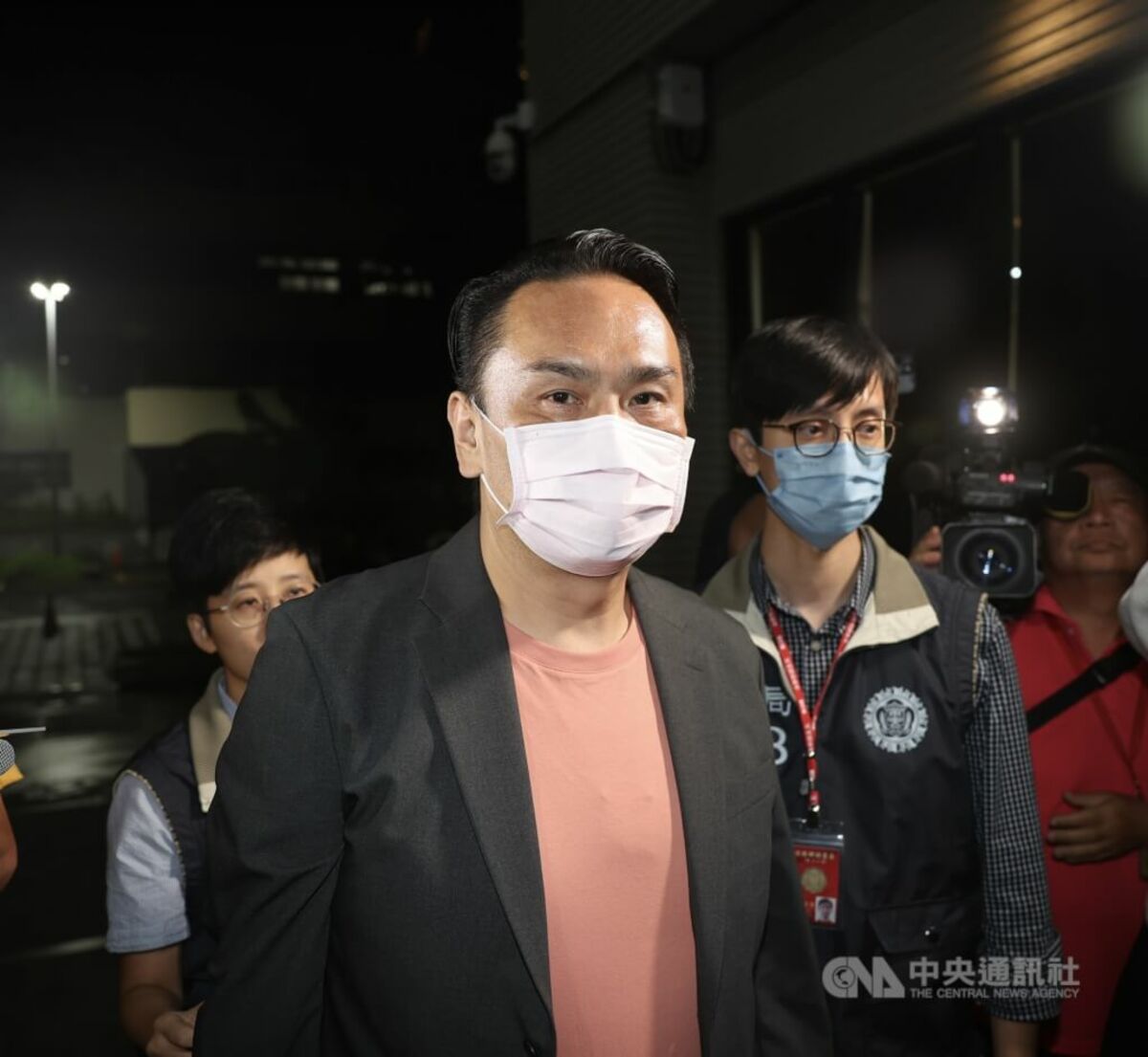 圖為國民黨台北市議員陳重文28日晚間被移送地檢署複訊。中央社記者王飛華攝114年5月28日