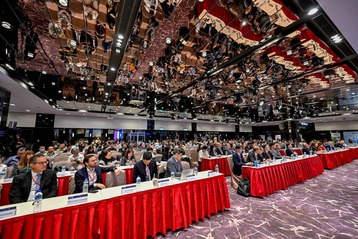 高峰會首日參與踴躍，電電公會廣邀國內企業與產業代表，台灣大亦號召近百家供應鏈夥伴共襄盛舉，吸引近400人實體及線上出席。 圖: 台灣大哥大/提供