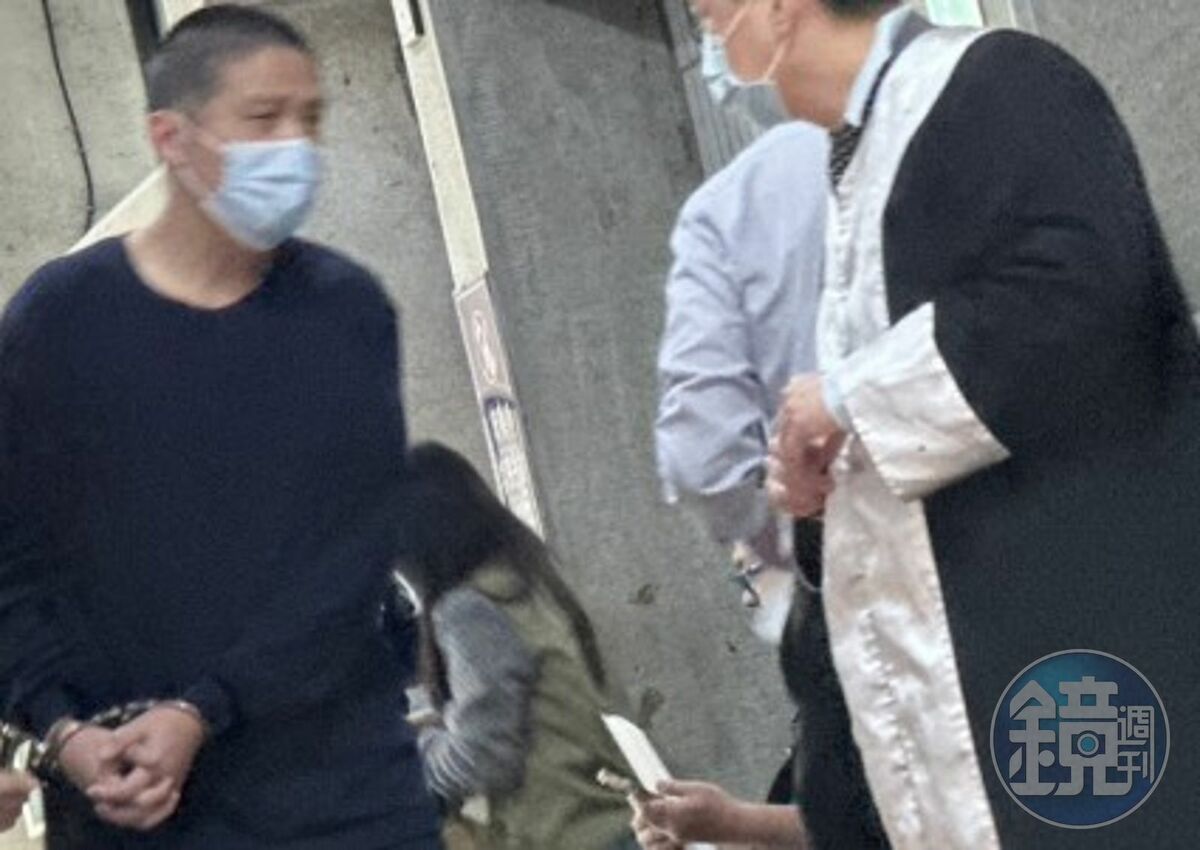 陳男向律師詢問案情。