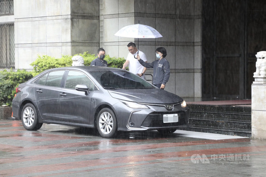 北檢偵辦北市雙吳罷免提議書涉偽造案，29日指揮調查局傳喚國民黨台北市議員張斯綱（中）。圖為張斯綱上午11時許從台北市調查處搭車前往台北地檢署複訊。中央社記者謝幸恩攝  114年5月29日