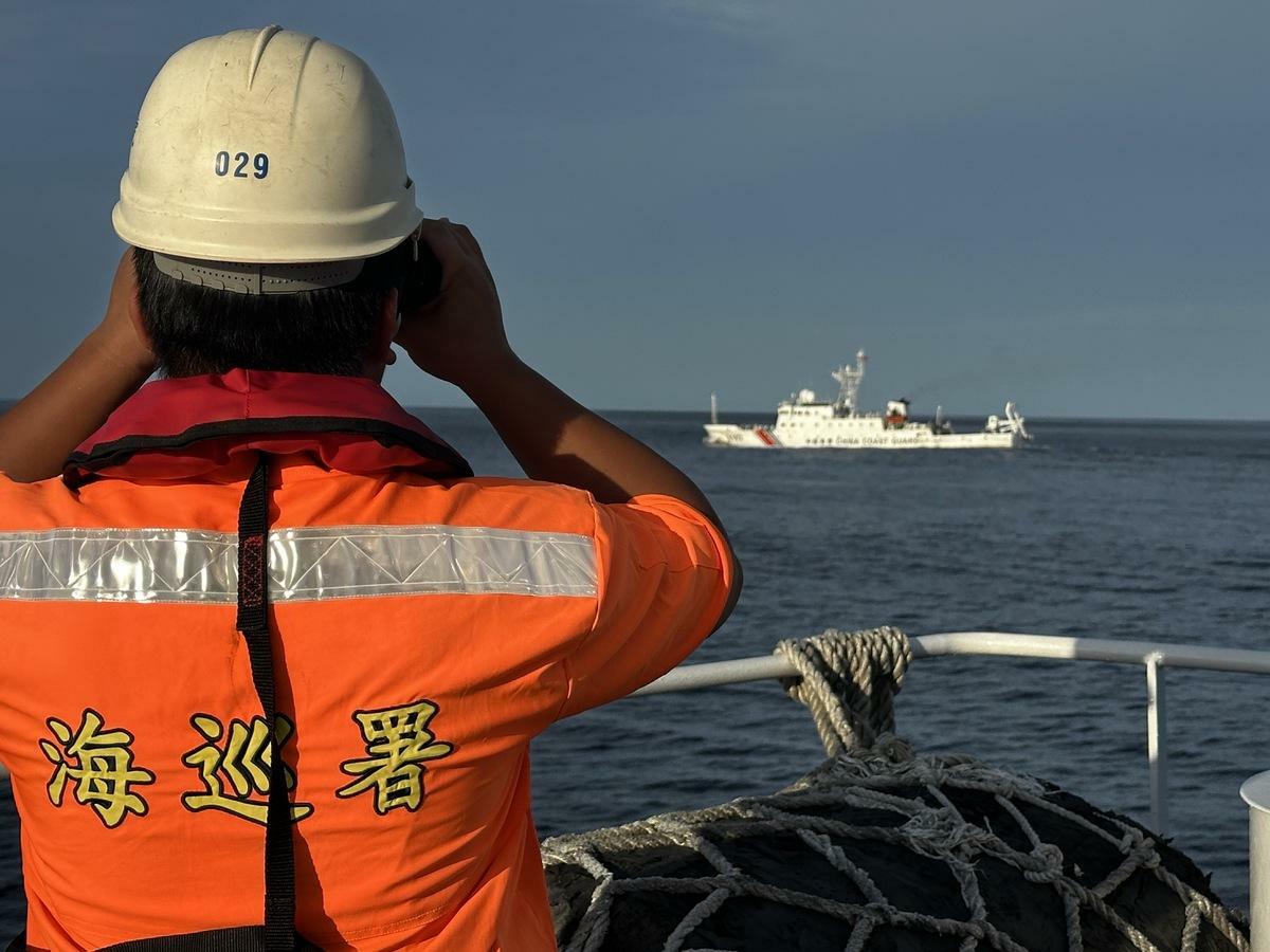 海巡署通報，中國海警船「3102」，28日以「暗船」模式進入東沙限制水域。即調派「巡護八號」任務艦全程監控。 圖：海巡署提供