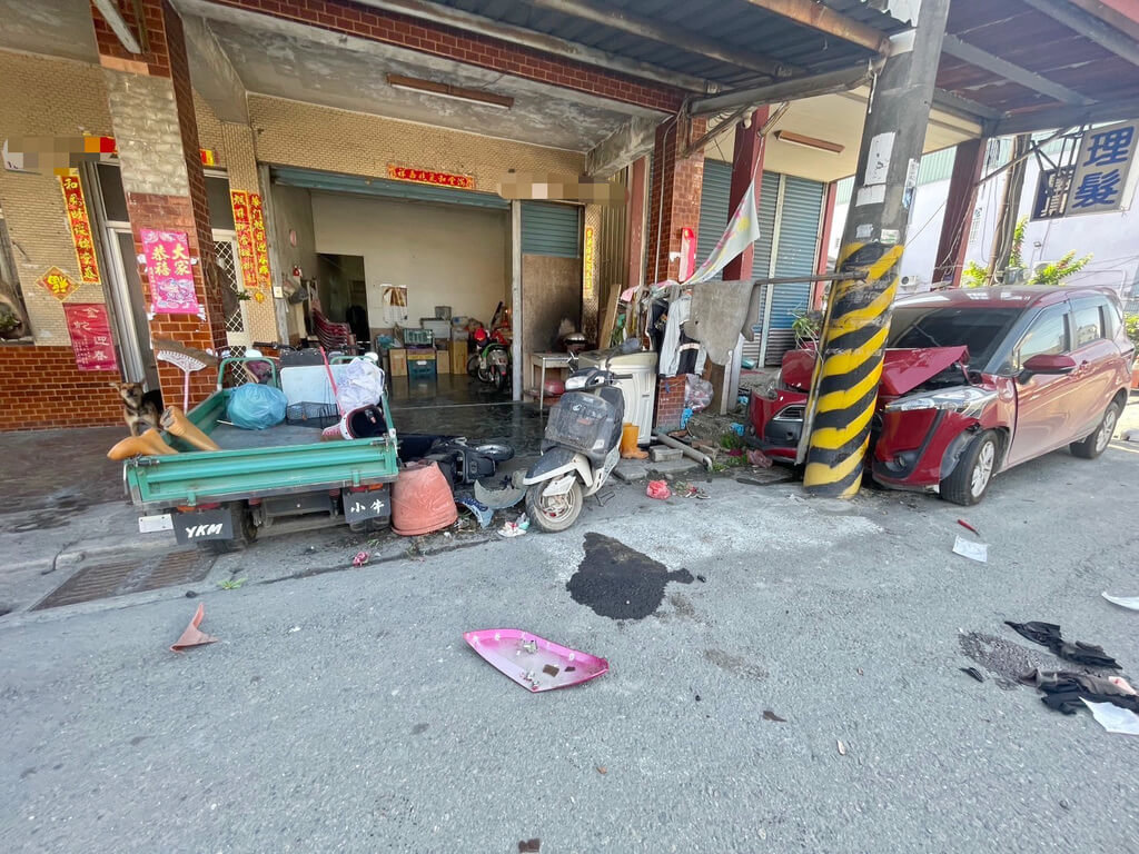 屏東高樹鄉產業路27日發生死亡車禍，61歲徐女駕自小客車載孫，失控追撞電動車騎士91歲潘女，一路推撞到撞上電線桿才停下來，微電車駕駛潘女送醫後仍因傷重不治身亡。（屏東縣政府警察局里港分局提供） 中央社記者黃郁菁傳真 114年5月29日
