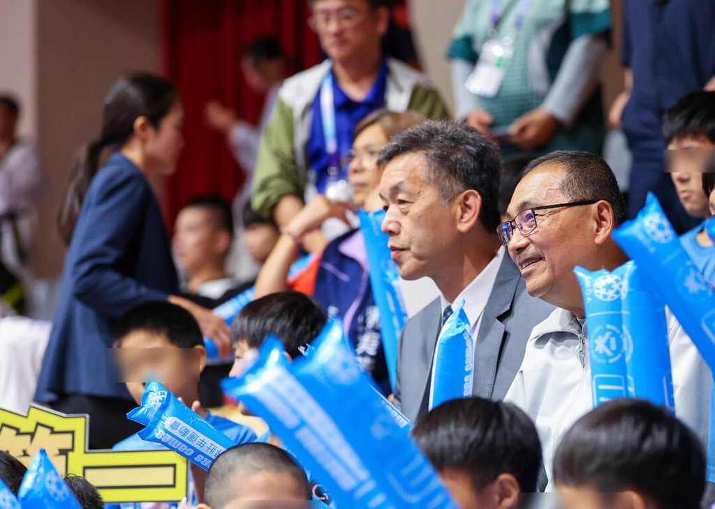 跆拳道奧運國手羅嘉翎的母親何千金29日在雙北世壯運跆拳道休閒組67公斤級賽事奪銅，新北市長侯友宜（右）也在場邊觀戰應援。（新北市體育局提供）中央社記者黃旭昇新北市傳真  114年5月29日