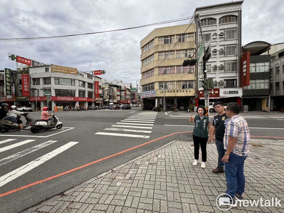 為改善台南市中心交通壅塞情況，立委林俊憲服務團隊聯合市議員林依婷、周嘉韋持續推動金華路，永華路與府前路口設置偏心式左轉道。這些路口為南市重要交通節點，過去因左轉車流交織等候時間長，常造成車潮回堵與用路風險。 圖：林俊憲服務處提供