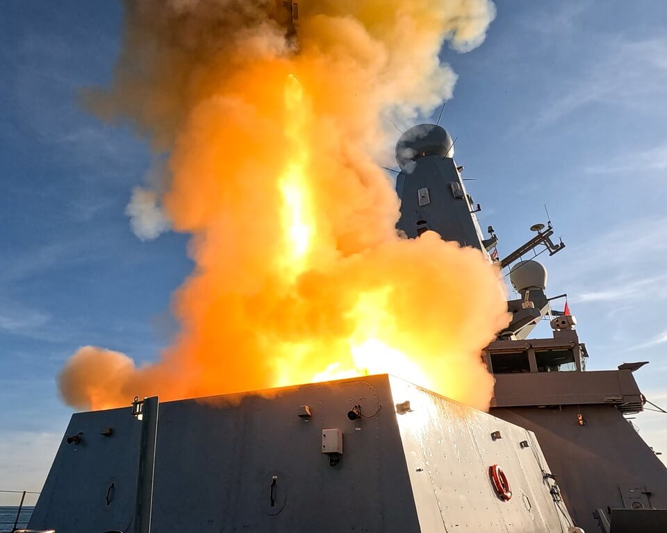 英國海軍防空驅逐艦「龍」15日在北約大規模實彈軍演期間，成功摧毀一個模擬超音速飛彈攻擊、循螺旋曲折軌跡飛行的假想敵目標，創英國海軍首例。 圖：英國海軍提供
