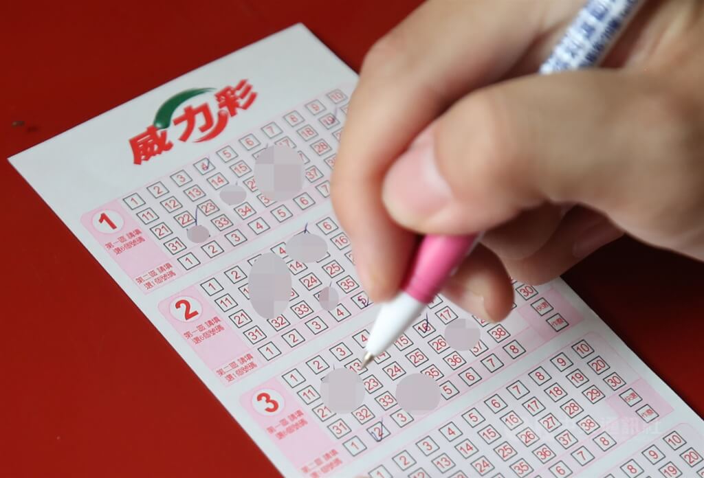 圖為民眾畫卡投注威力彩。（中央社檔案照片） 圖：中央社提供