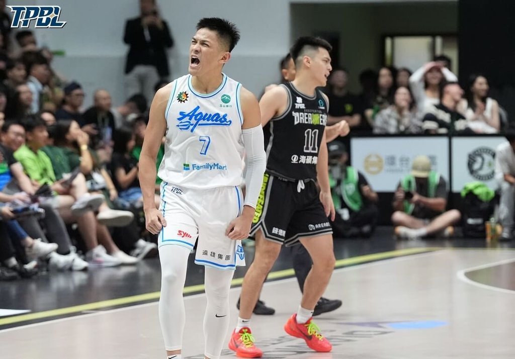 台灣職業籃球大聯盟（TPBL）高雄全家海神隊29日季後賽首戰交手福爾摩沙夢想家隊，海神第4節靠著于煥亞（前）等人挺身而出逆轉比分，尤其于煥亞終場前43秒飆進鎖定戰果的三分彈，助隊搶下勝利。（TPBL提供）中央社記者陳容琛傳真  114年5月29日