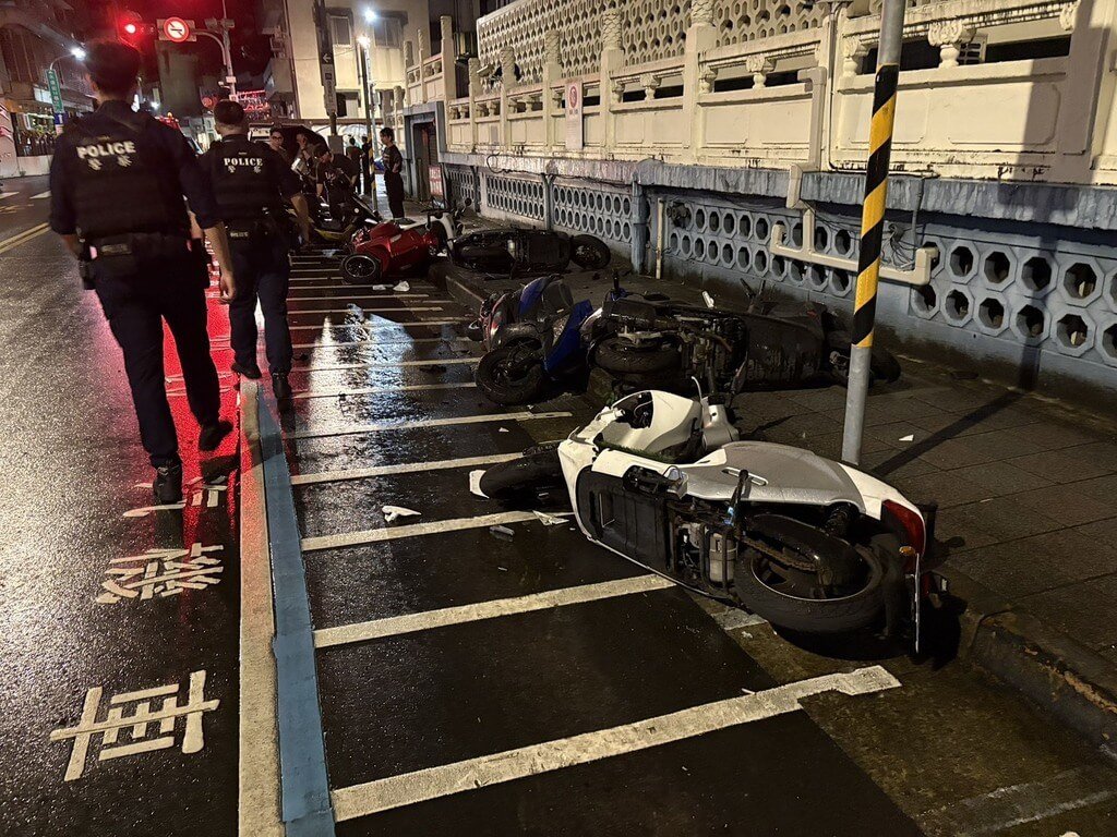 56歲陳姓男子29日晚間開車行經台北市愛國東路附近時，疑精神不濟，先撞到停在路旁的3輛汽車，再往前行駛擦撞路旁10輛機車，導致1名牽車騎士受傷。（警方提供）中央社記者劉建邦傳真  114年5月30日