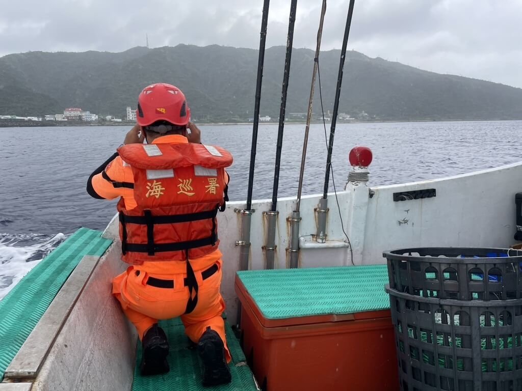 墨西哥籍男子30日在綠島大白沙岸際戲水失蹤，疑遭海流帶離岸際，海巡與警消動員陸海空投入救援，持續於現場展開搜索。（海巡提供）中央社記者盧太城台東傳真  114年5月30日