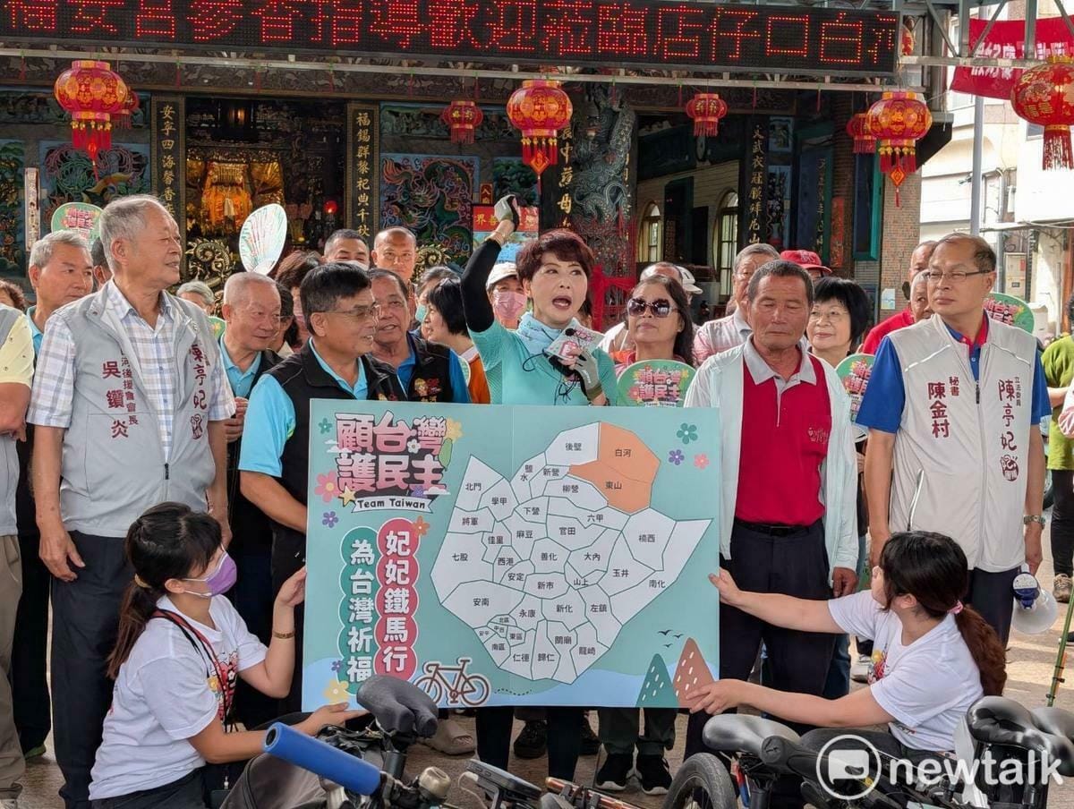 民進黨立委陳亭妃發起的「顧台灣護民主妃妃鐵馬隊」今日從東山區碧軒寺正式出發，展開為期3天、騎遍台南37行政區的鐵馬行動。 圖：陳亭妃服務處提供