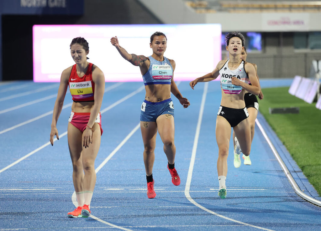 台灣女子7項全能好手陳彩娟（中）30日在2025亞洲田徑錦標賽以總分5608奪銅，她在最後一個項目800公尺中奮力衝線。（中華民國田徑協會提供）中央社記者黎建忠傳真  114年5月30日