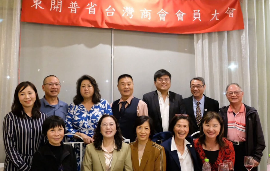 駐南非開普敦辦事處處長陳瑩莉（前排左2）參加東開普省台灣商會會員大會時，提醒當地僑民注意東開普省伊麗莎白港市治安問題。東開普省僑界急難救助協會會長張朝勝（後排右3）表示，當地僑胞或國人在非洲旅遊或發生重大意外事故等緊急狀況時，可立即聯絡當地僑界急難救助協會。 圖：駐開普敦辦事處提供