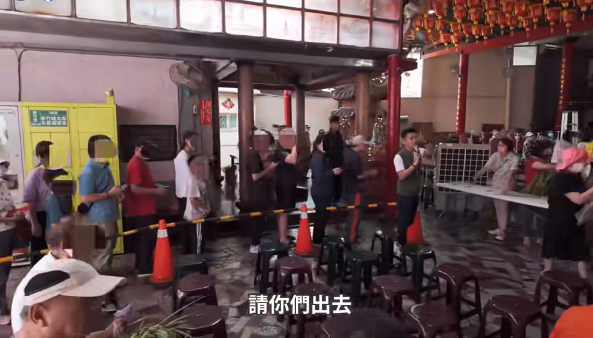新竹市文雅里於昨（30）日舉辦端午節慶活動，卻因立委鄭正鈐前來突襲，發放「反罷免文宣」。 圖：翻攝自FB粉專「新覺僵講幹話」