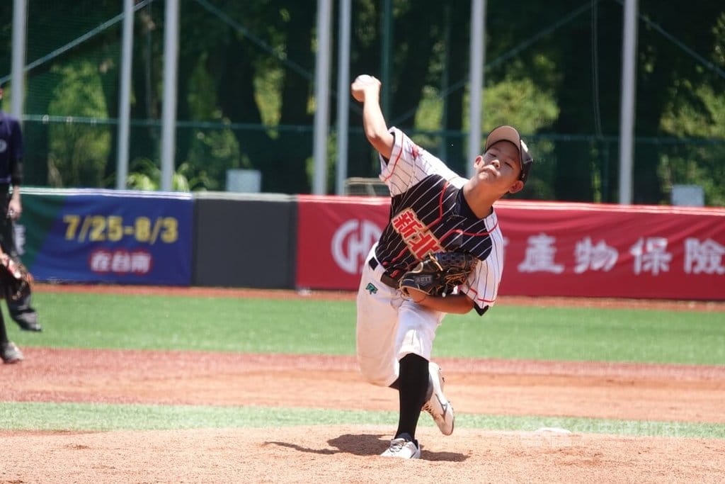 華南少棒賽31日季軍戰新北市與新竹縣交手，新北市隊以5比4勝新竹縣獲季軍，新北市隊後援投手古宥承（圖）後援4.1局穩守奪下勝投，他學偶像日籍好手山本由伸動作增加自己的球速。中央社記者謝靜雯攝  114年5月31日