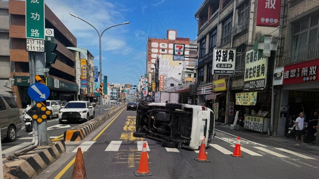 台南市洪姓男子31日駕駛自小貨車行經北區成功路、忠義路口時撞上分隔島，自小貨車翻覆在斑馬線上。（台南市警局提供）中央社記者張榮祥台南傳真  114年5月31日