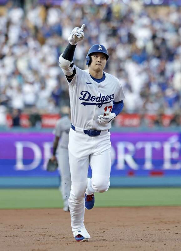 道奇的大谷翔平1局下半也回敬1支中外野方向全壘打。（共同社）