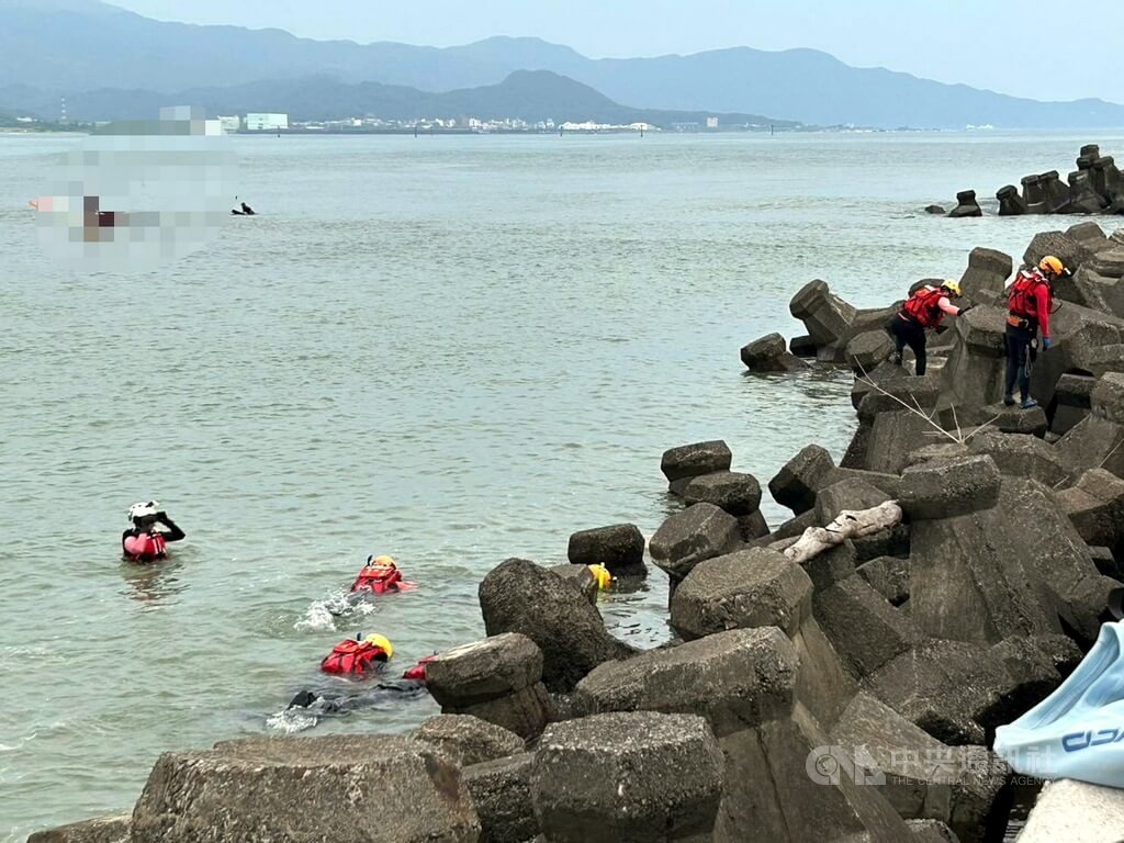 3名外籍學生30日在新北市貢寮區海岸邊遭海浪捲走，2人遭救起，其中1名美國大學生失聯，消防局31日持續出動船艇人員搜救，圖為救援人員在消波塊附近搜救。（翻攝畫面）中央社記者黃旭昇新北傳真 114年5月31日