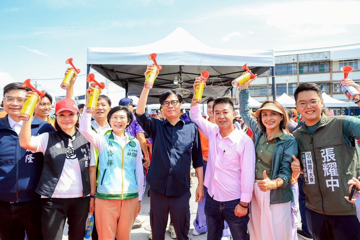 陳其邁(中)為林園龍舟錦標賽鳴槍，高雄市長參選人賴瑞隆、柯志恩、林岱樺(左一至左三)、許智傑(右三)、邱議瑩(右二)難得同框。 圖：高雄市政府/提供