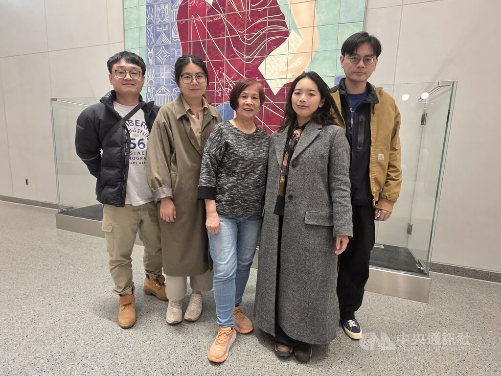 Sora在溫哥華的同學好友以及大溫哥華台灣同鄉會等台灣社群提供很多幫助，共同集氣加油，遭汽車衝撞昏迷一個月的Sora終於甦醒。左起為江奕儒、劉宇庭、吳清桂、嚴啟仁、林峻葳。中央社記者程愛芬溫哥華攝  114年5月31日