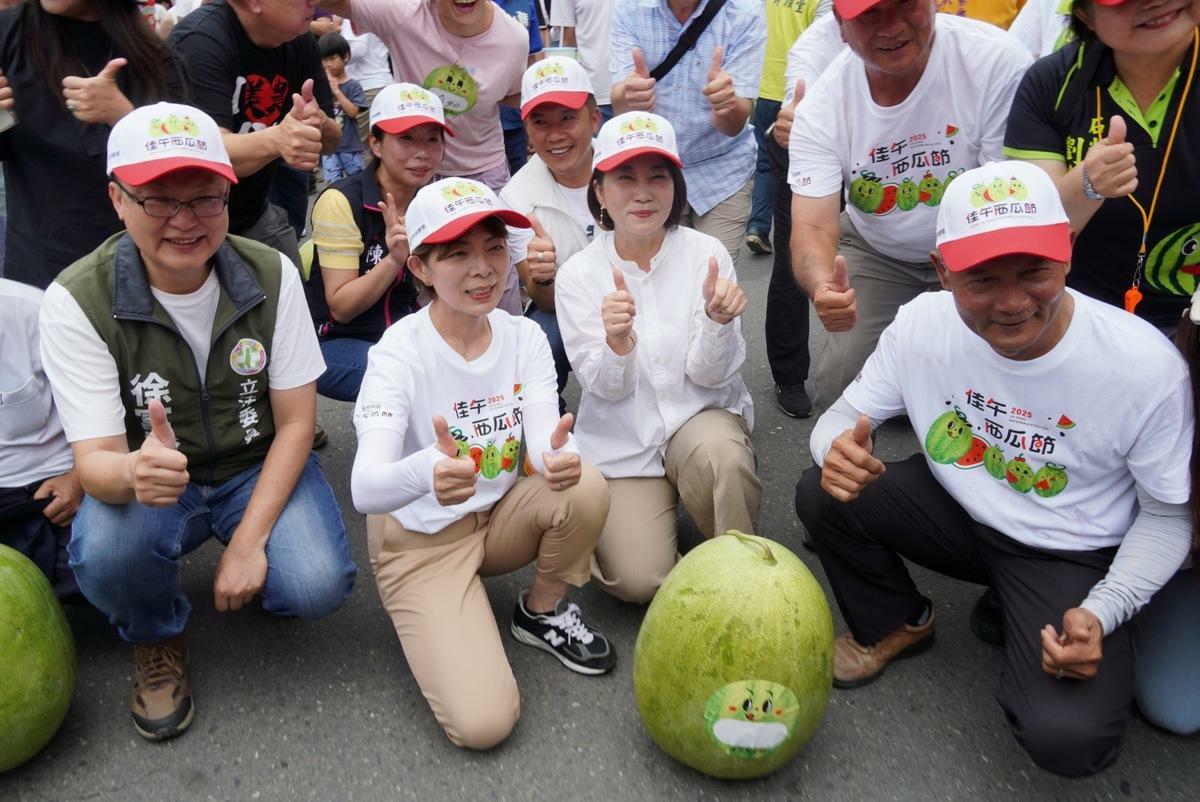 周春米(右二)端午到佳冬體驗立西瓜。 圖：屏東縣政府/提供