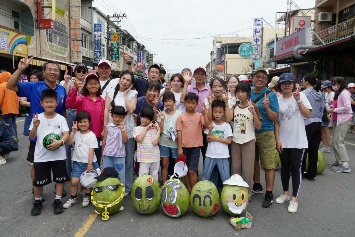 許多 人攜家帶眷，還為大西瓜畫上逗趣表情。 圖：屏東縣政府/提供