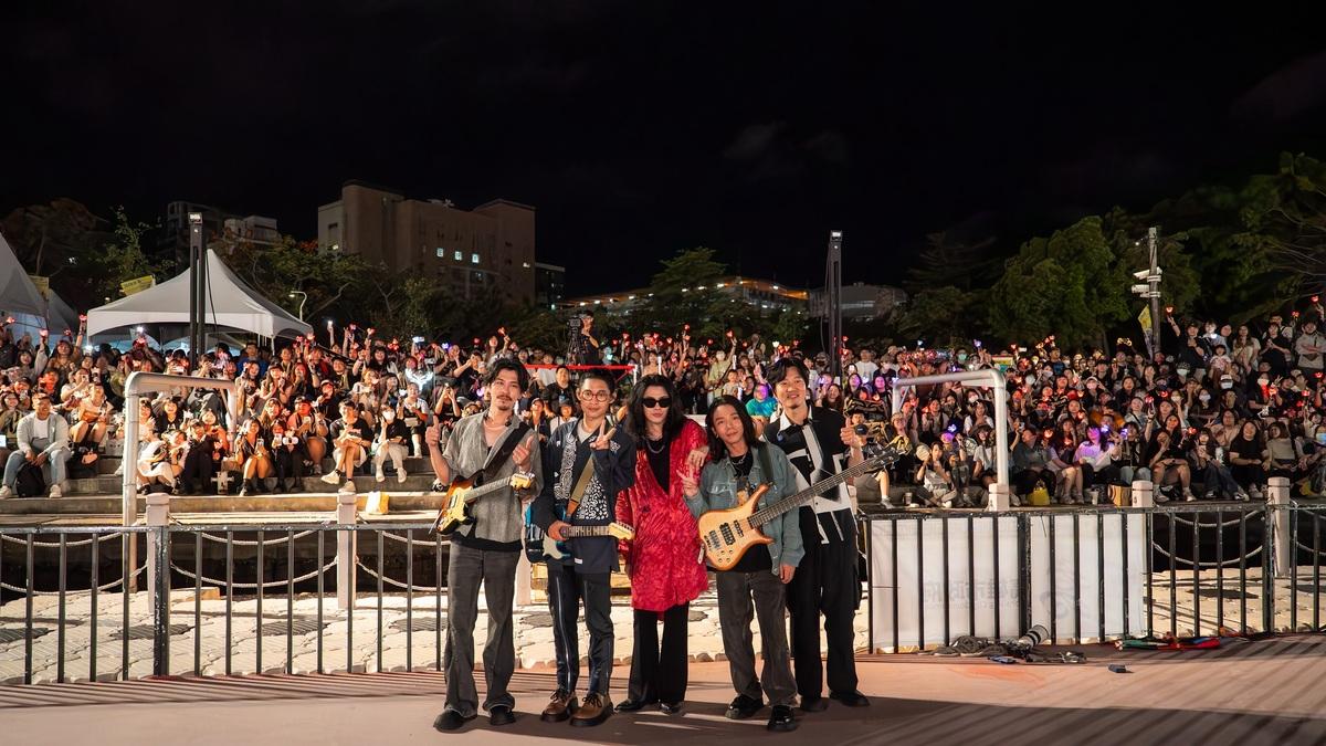 金曲最佳樂團「麋先生MIXER」於愛河水上舞台開唱。 圖：高雄市運發局/提供