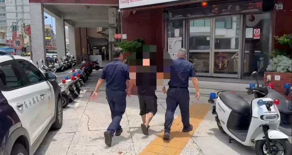 台北一名女歌迷為了歌手陳奕迅南下高雄聽演唱會，31日凌晨在前鎮區飯店門口遇到陌生男子假借問路公然猥褻，警方獲報逮捕趙姓男子（中）送辦。（高雄市前鎮警分局提供）中央社記者洪學廣傳真  114年5月31日