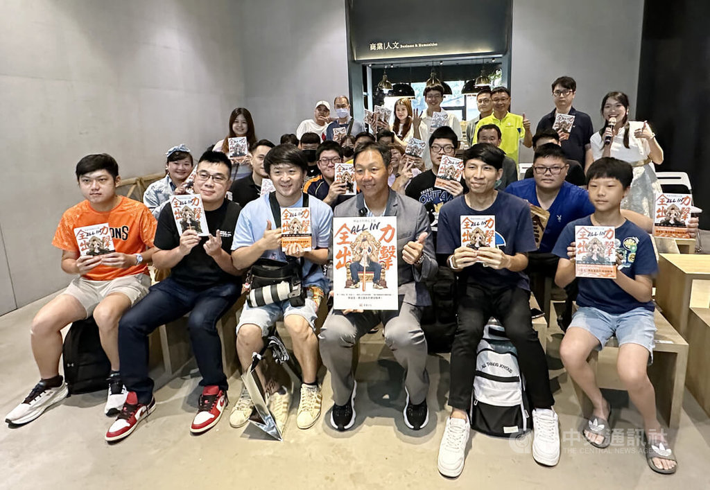 統一7-ELEVEn獅隊野手林益全（前排右3）出版新書「All in全力出擊：林益全的球心之道」，31日在台中站前秀泰廣場舉辦簽書會，會後與支持者合影留念。中央社記者趙麗妍攝 114年5月31日