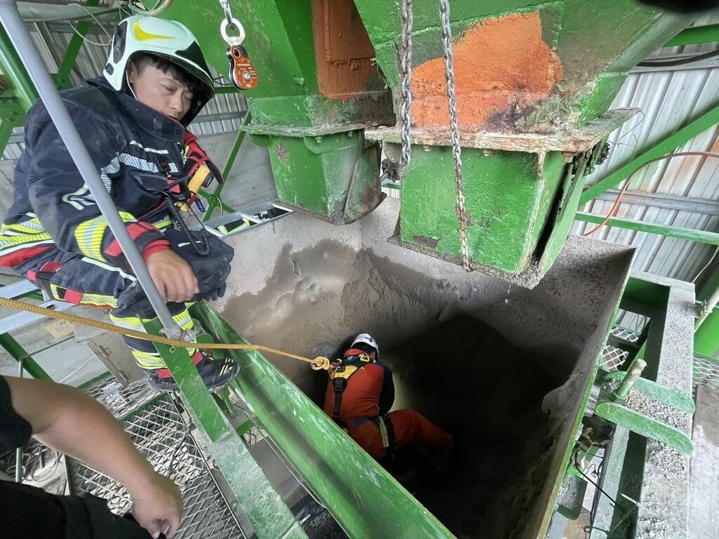苗栗縣三灣鄉某混凝土預拌廠31日發生越南籍阮姓移工疑不慎掉落混凝土坑內事件，警消獲報到場救援，但阮男被拉起時已無呼吸心跳，送醫不治。（警消提供）中央社記者魯鋼駿傳真 114年5月31日
