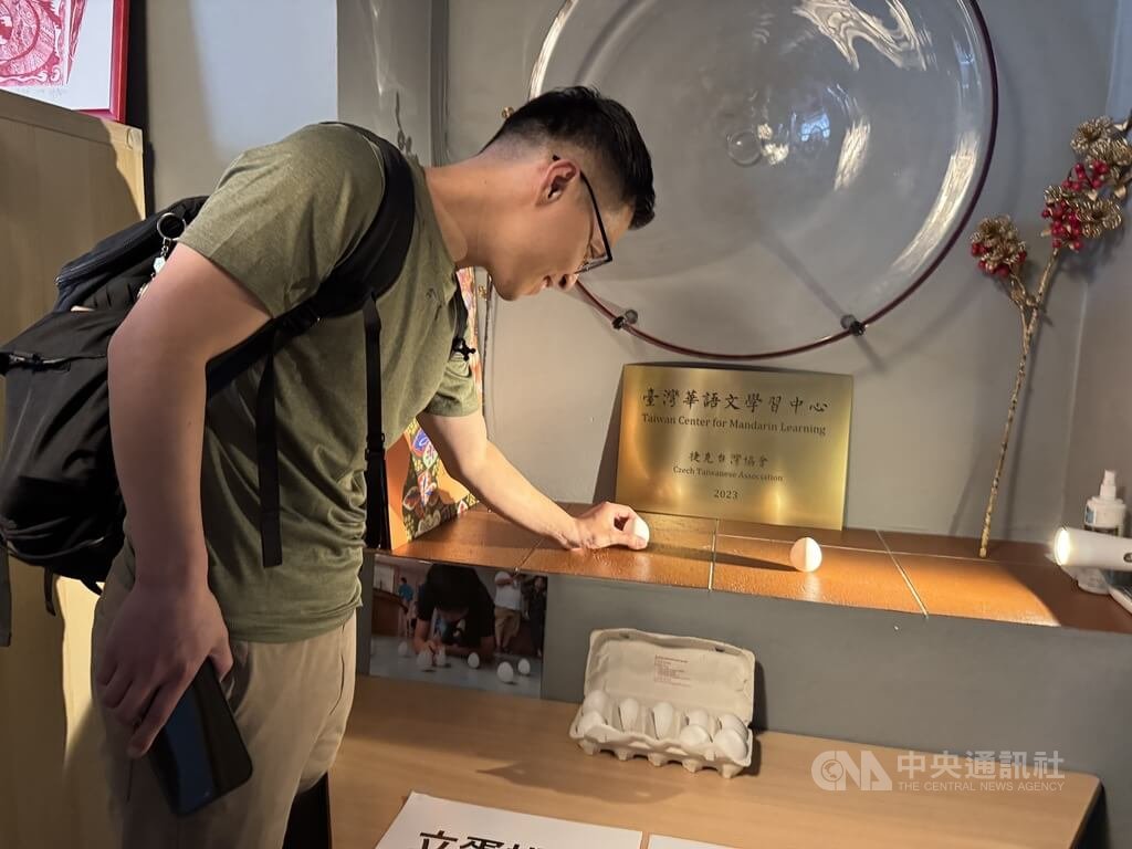 端午佳節到來，「捷克台灣協會」與「UAAT-ICU海外華語中心」5月31日在布拉格辦端午活動，讓民眾體驗端午立蛋，增添節慶樂趣。  圖/中央社
