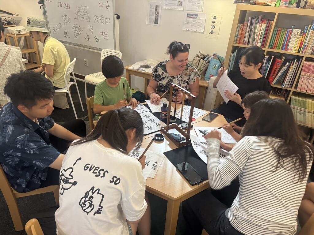 端午佳節到來，「捷克台灣協會」與「UAAT-ICU海外華語中心」5月31日在布拉格辦端午活動，讓民眾體驗寫書法，感受文字之美。  圖/中央社