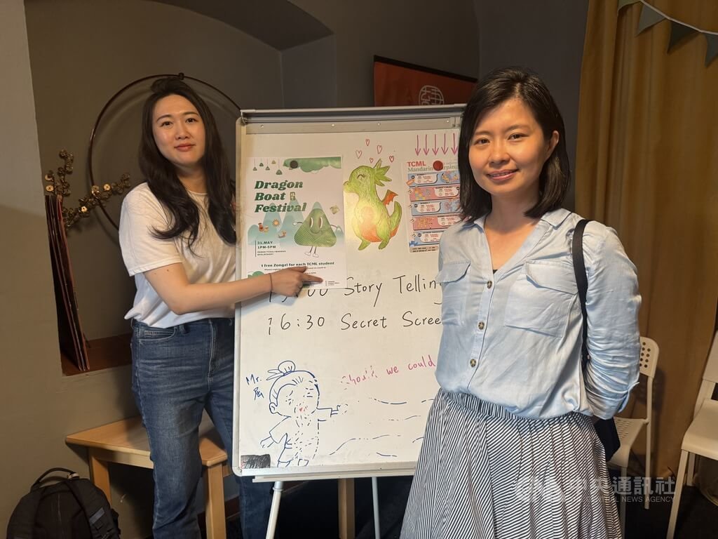 「捷克台灣協會」與「UAAT-ICU海外華語中心」5月31日在布拉格辦端午活動。捷克台灣協會會長徐夢婷（右）表示，這是推廣華語和台灣文化的好機會。華語教師簡佳紅（左）則表示，捷克學生能來這練習中文，也能真正感受到台灣文化的魅力。  圖/中央社