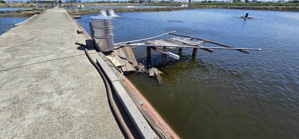 70歲陳姓男子1日疑失足跌入高雄市茄萣區自家魚塭，上午被家屬發現漂浮在魚塭水面上，陳男被救起時已無呼吸心跳，送醫不治。（高雄市政府消防局提供）中央社記者張已亷傳真  114年6月1日