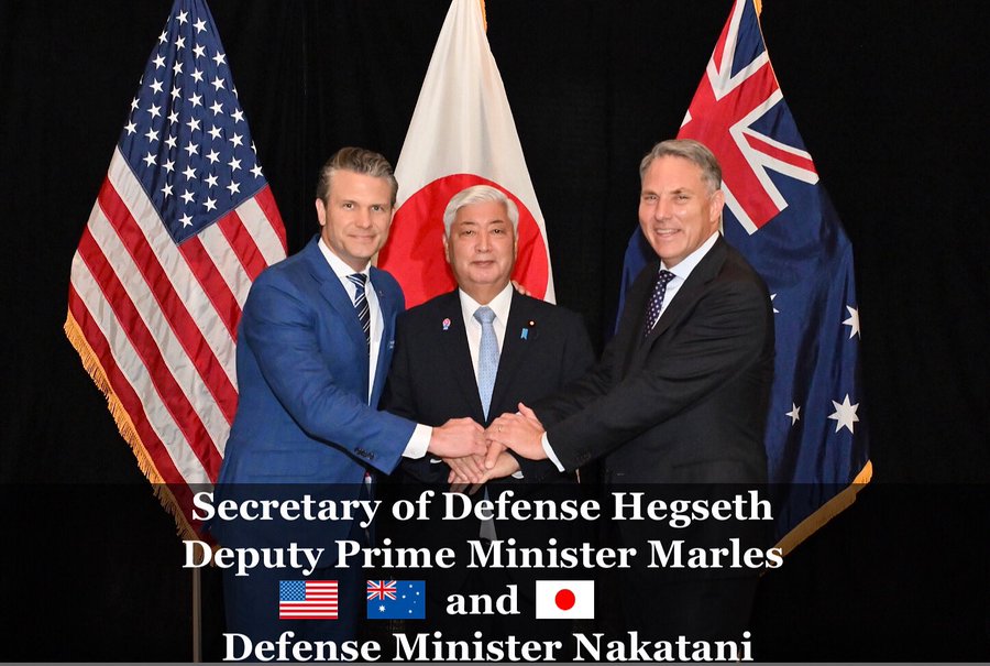 美國國防部長赫格塞斯（左）、日本防衛大臣中谷元（中）、澳大利亞副總理兼國防部長馬爾斯（右） 圖：翻攝自日本防衛省．自衛隊的Ｘ