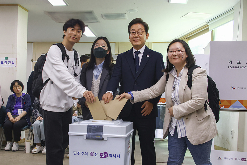 南韓總統大選提前投票日前展開，卻驚傳選務人員違法代替他人投票事件。 圖：翻攝自 X   人民日報 People's Daily