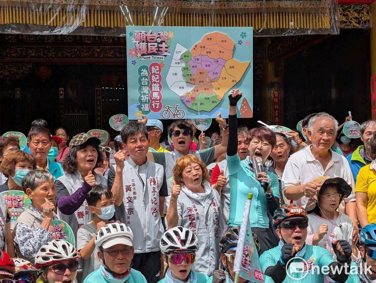 歷經3天奔馳、橫跨台南37行政區的民主行動「顧台灣護民主 妃妃鐵馬隊」今日邁入壓軸最終日。陳亭妃一早從龍崎文衡殿出發，途經關廟、歸仁、仁德、東區、南區、安平，最終進入中西區、北區、安南區，為這趟護民主之旅畫下有力句點。 圖：陳亭妃服務處提供