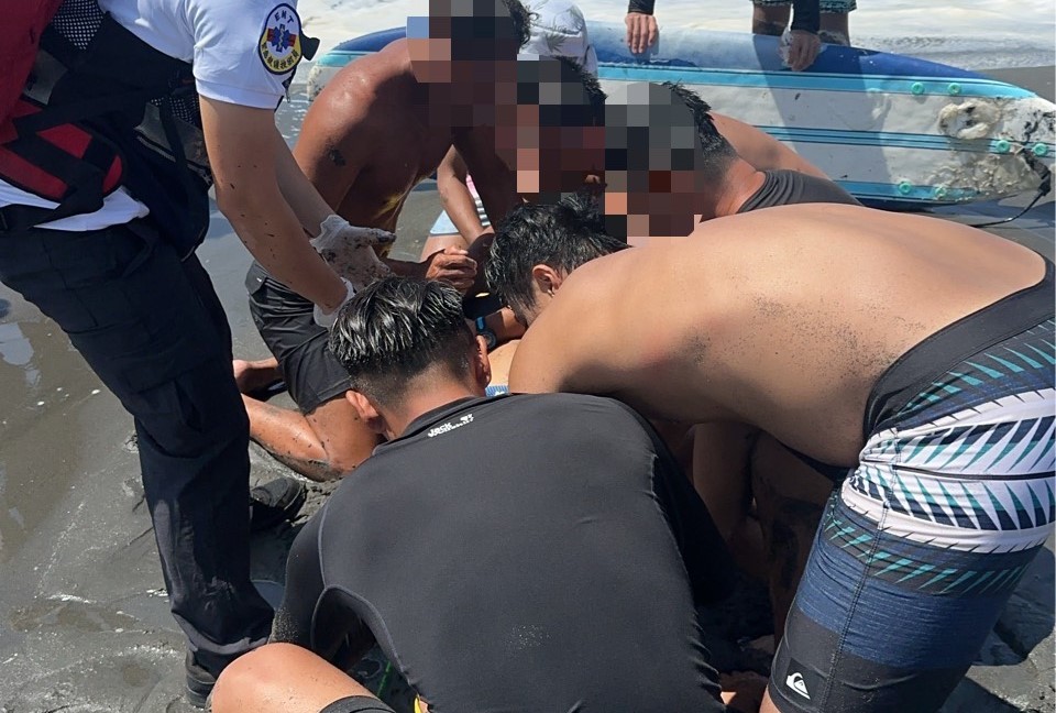 旗津三路海邊有遊客溺水，現場進行搶救。 圖：民眾提供