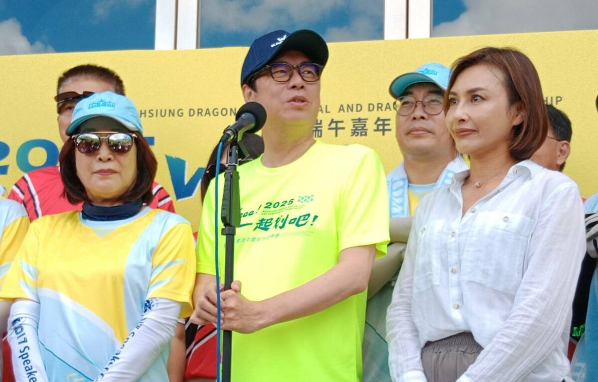 陳其邁(中)建議民進黨高雄市長初選能提前，讓候選人早點就定位，對於選舉跟團結都是加分。 圖：孫家銘攝