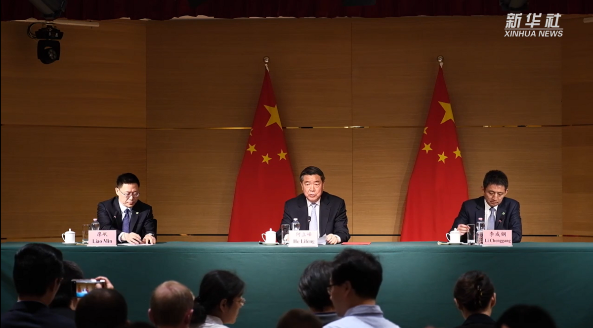 美中經貿談判中方代表、中國國務院副總理何立峰（圖中）。 圖：翻攝新華社