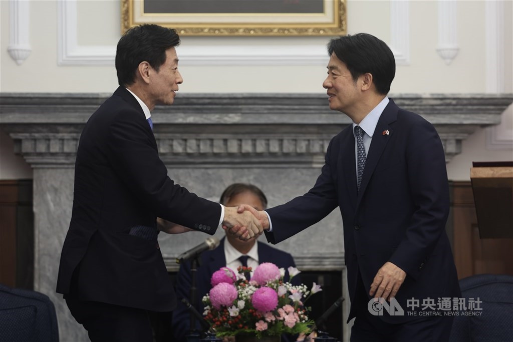 圖為賴總統5月5日接見日本前經濟產業大臣、眾議員西村康稔（左）訪團。 圖: 中央社提供(檔案照片）