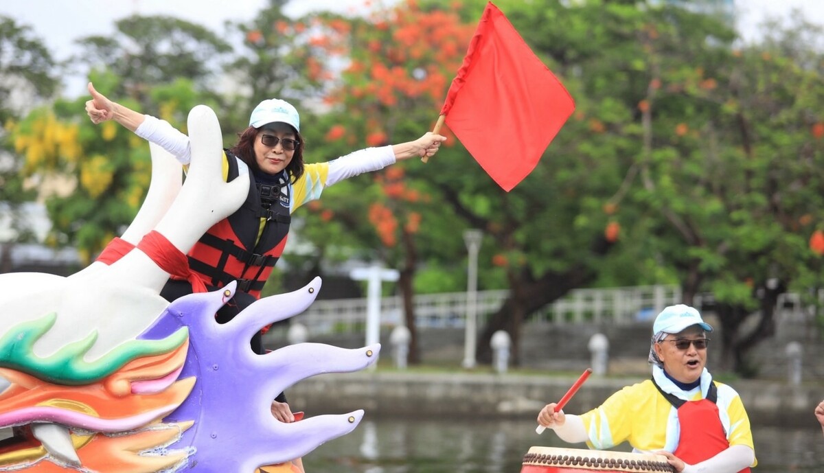 康裕成(左)順利率先奪旗，議會隊拿下冠軍。 圖：高雄市議會/提供