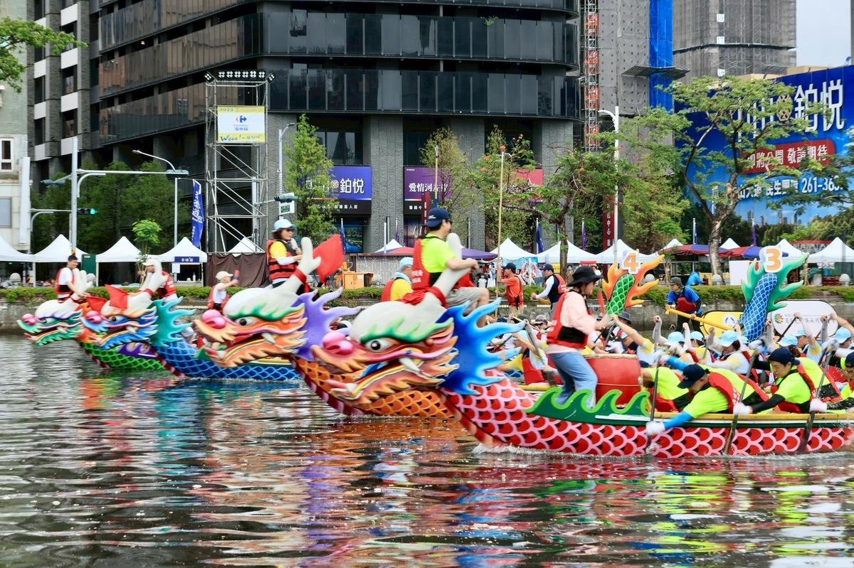 國際友誼賽龍舟大戰四隊實力在伯仲之間。 圖：高雄市議會/提供