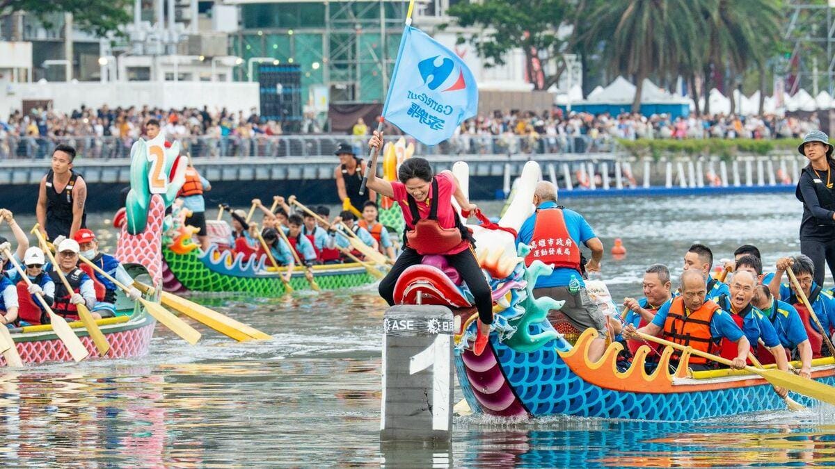 高雄端午龍舟錦標賽在愛河進行三天激烈比賽。 圖：高雄市運發局/提供