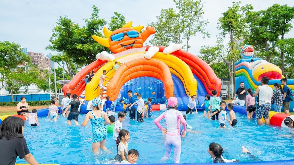 高雄端午嘉年華周邊活動玩水氣墊，大小朋友玩得不亦樂乎。 圖：高雄市運發局/提供