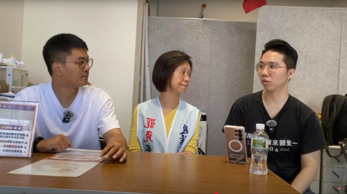 李孝亮和國民黨立委翁曉玲直播時，翁曉玲爆料在地國民黨議員沒有幫忙收件，更直接點名國民黨北市議員郭昭嚴。 圖：翻攝自歷史哥yt