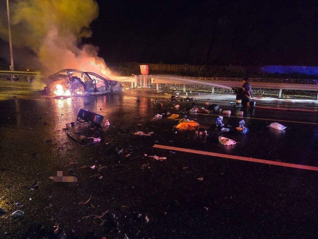 林姓男子2日凌晨開車行經高雄市田寮區中寮隧道出口時，車輛因不明原因撞擊護欄及橋墩，隨後失控滑行至外側車道起火燃燒，事故造成林男當場死亡，而火勢由消防人員在1時19分撲滅。（國道公路警察局第五公路警察大隊提供）中央社記者張已亷傳真  114年6月2日